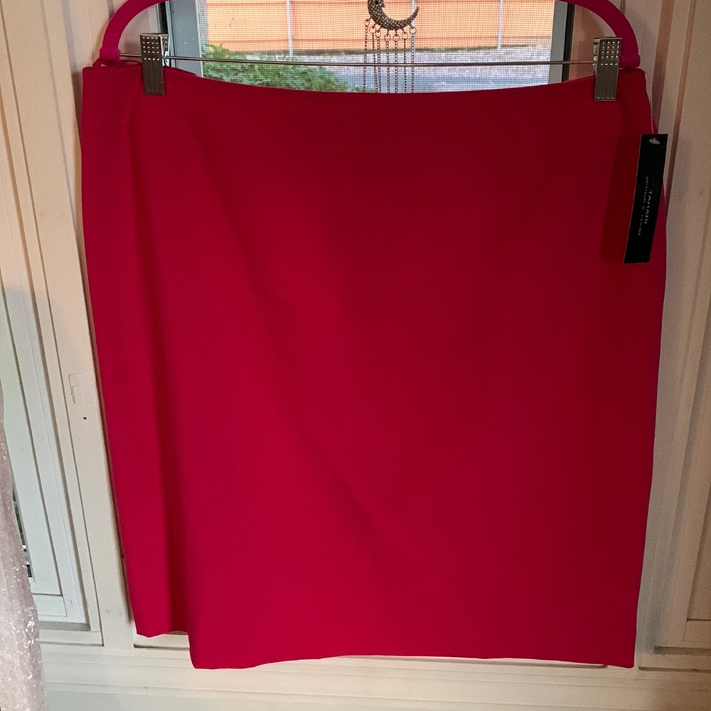 Tahari Skirt in Strawberry, new w tag